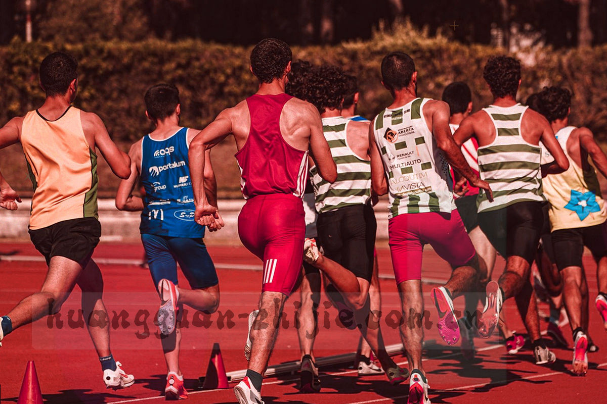 深墨绿底色上的鎏金折线与朱红波点组成的抽象走势轨迹